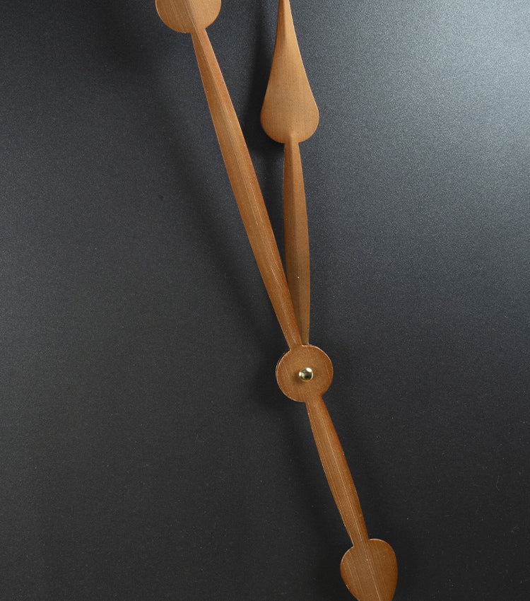 Orologio con numeri e lancette di colore bronzo in metallo