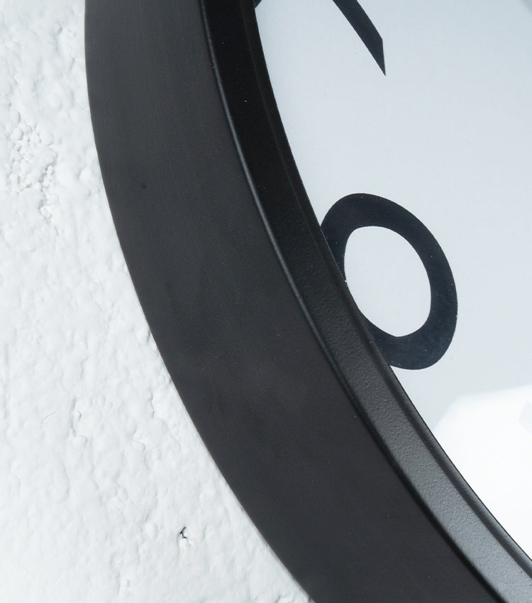 Orologio con numeri "vedo-non vedo" in metallo