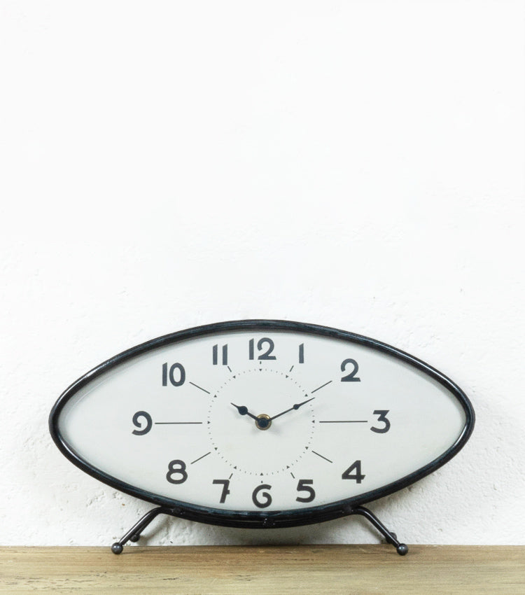 Orologio ovale in metallo