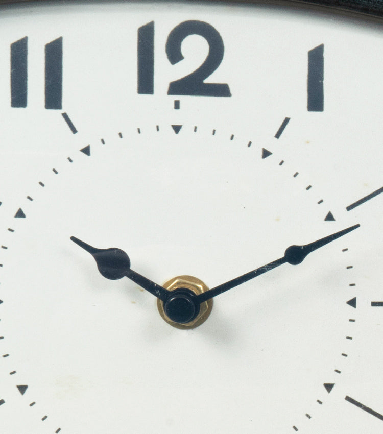 Orologio ovale in metallo