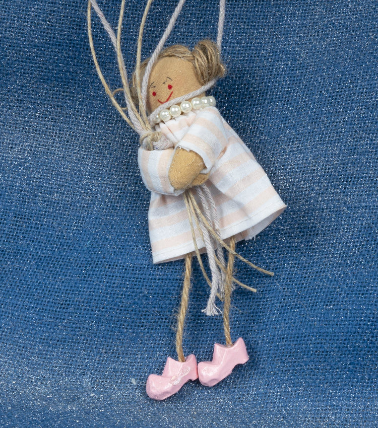 Bambina con palloncini in legno