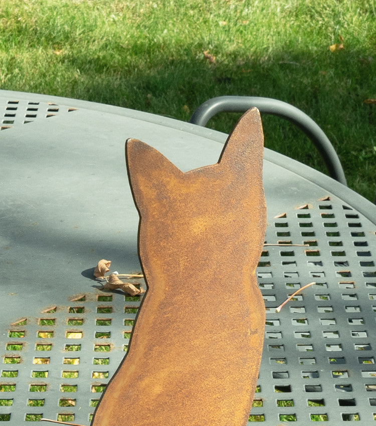Gatto seduto in corten
