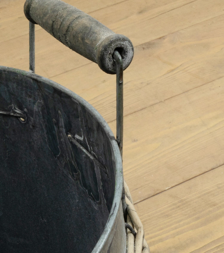 Secchio in latta e legno piccolo