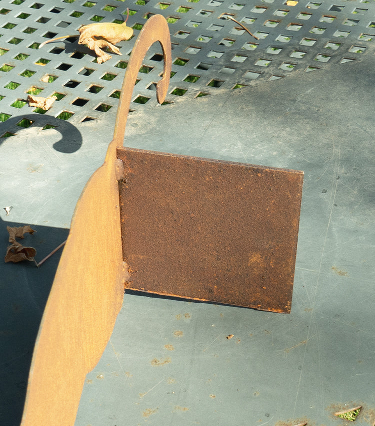 Gatto seduto in corten