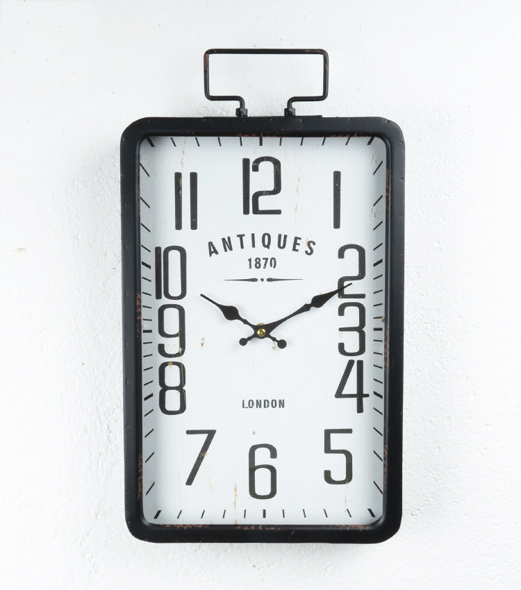 Orologio con numeri vicini e distanti in metallo