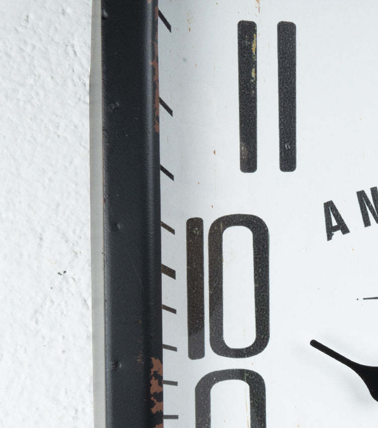 Orologio con numeri vicini e distanti in metallo