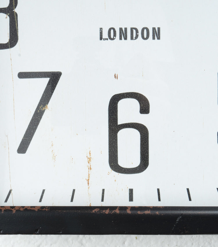 Orologio con numeri vicini e distanti in metallo
