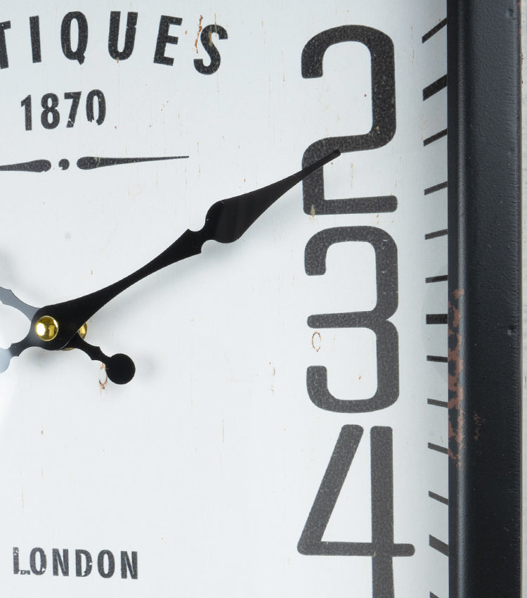 Orologio con numeri vicini e distanti in metallo