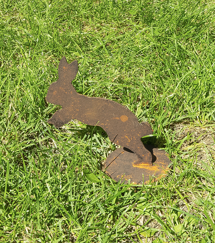 Coniglietto che salta in corten