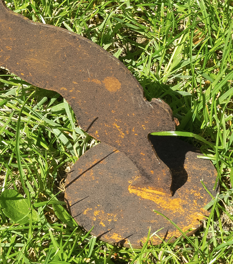 Coniglietto che salta in corten
