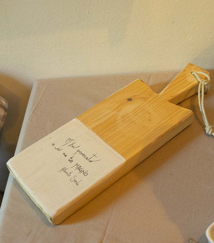Tagliere con aforisma di Alberto Sordi in legno