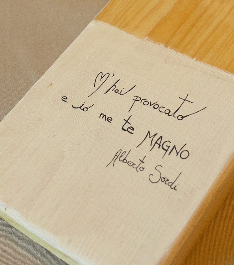 Tagliere con aforisma di Alberto Sordi in legno