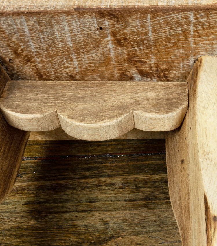 Tavolinetto con piedi e gambe in legno