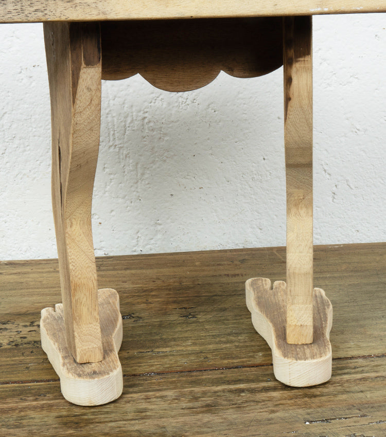 Tavolinetto con piedi e gambe in legno