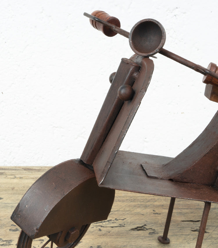 Vespa con cavalletto doppio in metallo e legno