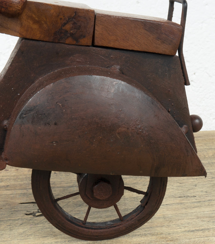 Vespa con cavalletto doppio in metallo e legno