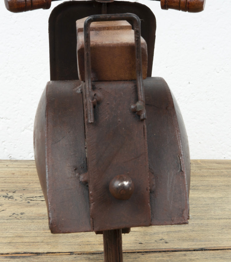 Vespa con cavalletto doppio in metallo e legno