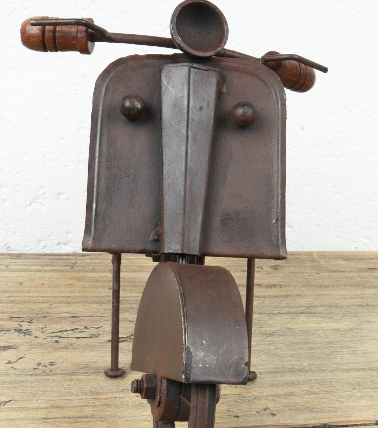 Vespa con cavalletto doppio in metallo e legno