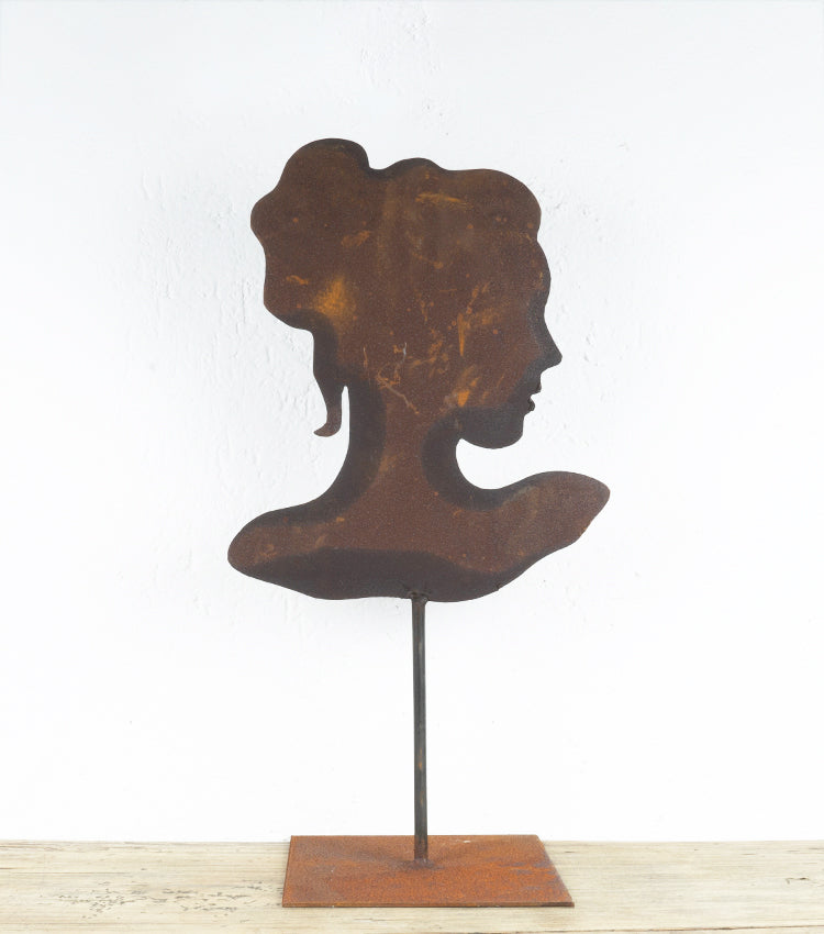 Sagoma di una Donna con le Spalle in corten