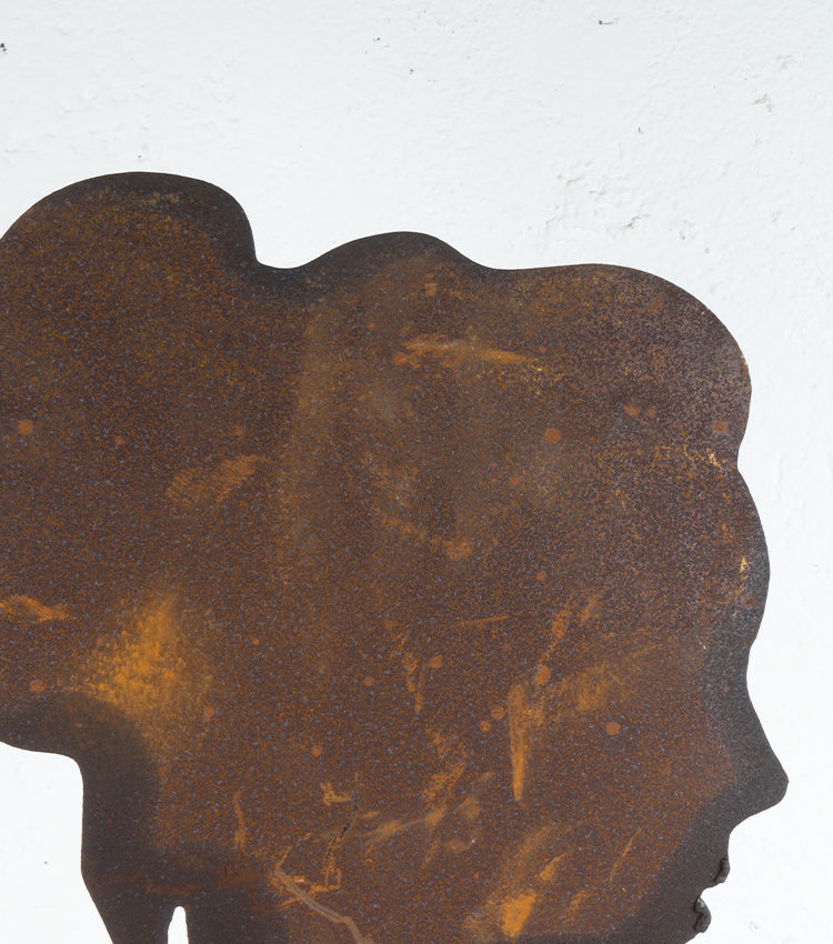 Sagoma di una Donna con le Spalle in corten