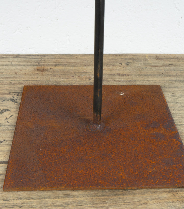 Sagoma di una Donna con le Spalle in corten