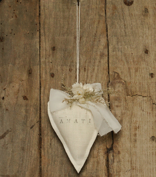 Cuore Profumato "AMATI" in lino imbottito con fiori e piante essiccati e chiffon