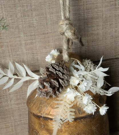 "Campanaccio Natalizio" in metallo e legno piccolo con una Pigna, Muschio e Felci stabilizzati e fiori essiccati