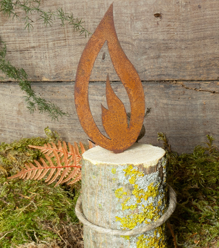 "Candela Natalizia" con una Fiamma in corten, Felci stabilizzate, Stelline, corda e legno