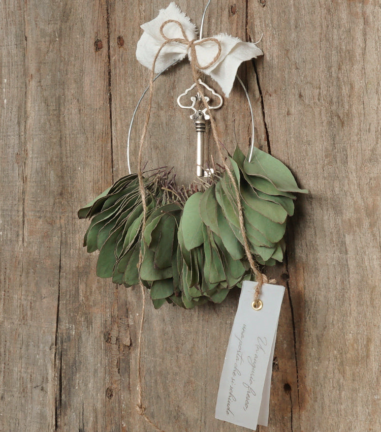 Decorazione in metallo "Un augurio fresco, una porta che si schiude" con una Chiave, Eucalypto essiccato, cotone e spago