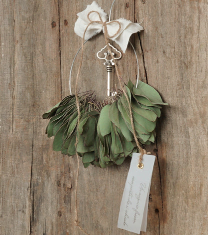 Decorazione in metallo "Un augurio fresco, una porta che si schiude" con una Chiave, Eucalypto essiccato, cotone e spago