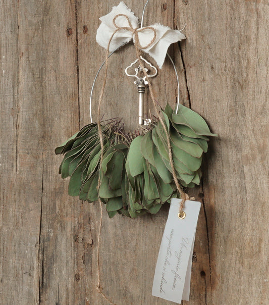 Decorazione in metallo "Un augurio fresco, una porta che si schiude" con una Chiave, Eucalypto essiccato, cotone e spago