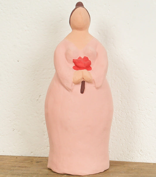 "Donna con un Mazzo di Fiori" in terracotta