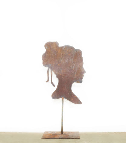 Sagoma di una Donna in corten