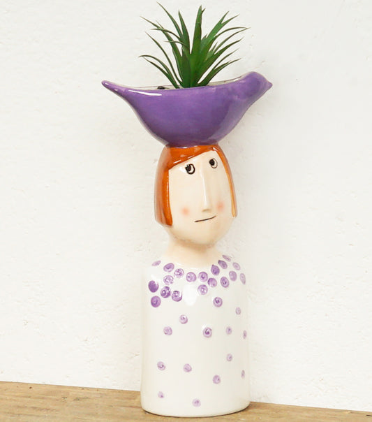 "Busto di una Bambina con un Vaso sopra la testa" in ceramica