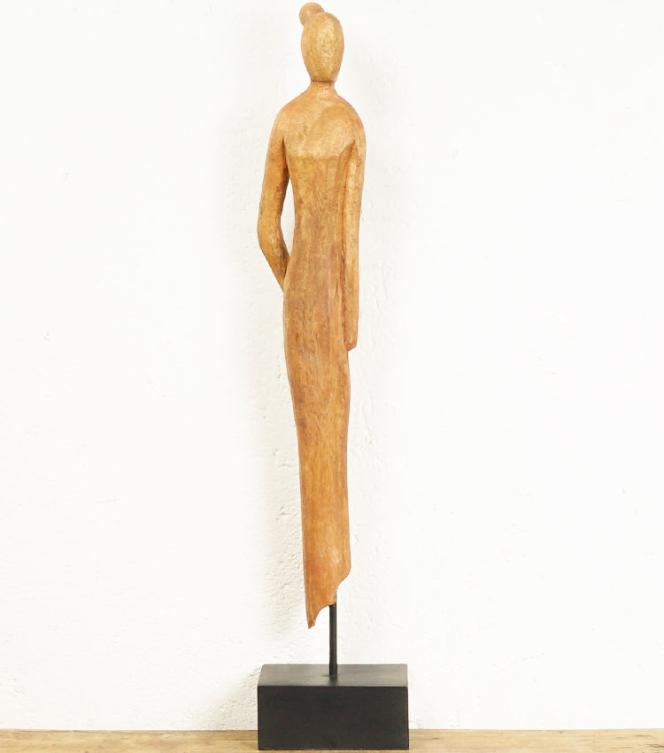 Scultura di una Donna Voltata in legno