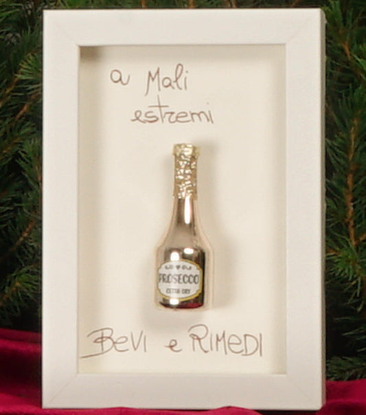 Cornice in legno "a Mali estremi Bevi e Rimedi" con una "Bottiglia di Prosecco Natalizia" in metallo