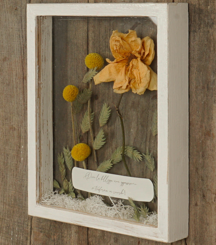 Cornice in legno "Dove la bellezza non appassisce... si trasforma in ricordo!" con vetro e fiori essiccati