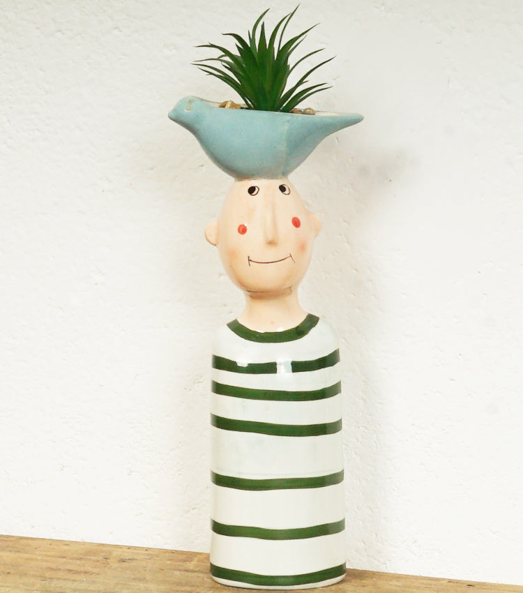 "Busto di un Bambino con un Vaso sopra la testa" in ceramica