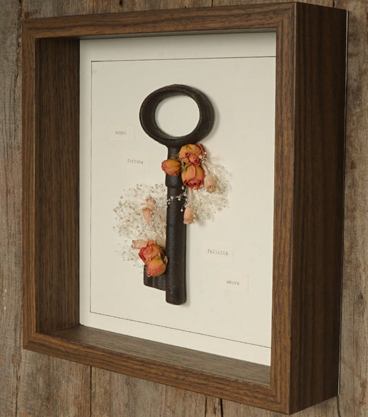 Cornice in legno "sogni - fortuna - felicità - amore" con una Chiave in metallo e fiori essiccati