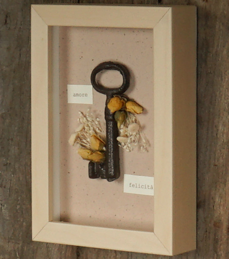 Cornice in legno "amore - felicità" con una Chiave in metallo e fiori essiccati