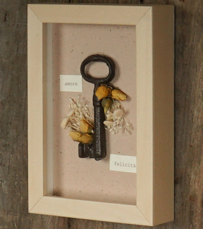 Cornice in legno "amore - felicità" con una Chiave in metallo e fiori essiccati