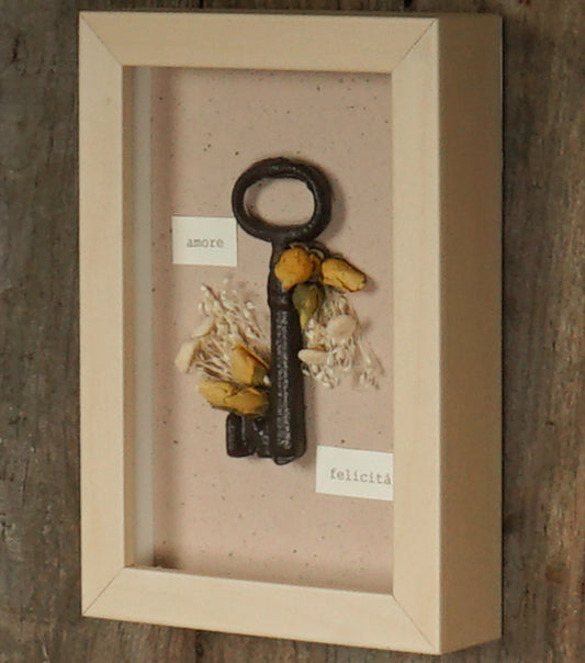 Cornice in legno "amore - felicità" con una Chiave in metallo e fiori essiccati
