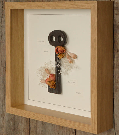 Cornice in legno "fortuna - amore - felicità - sogni" con una Chiave in metallo e fiori essiccati