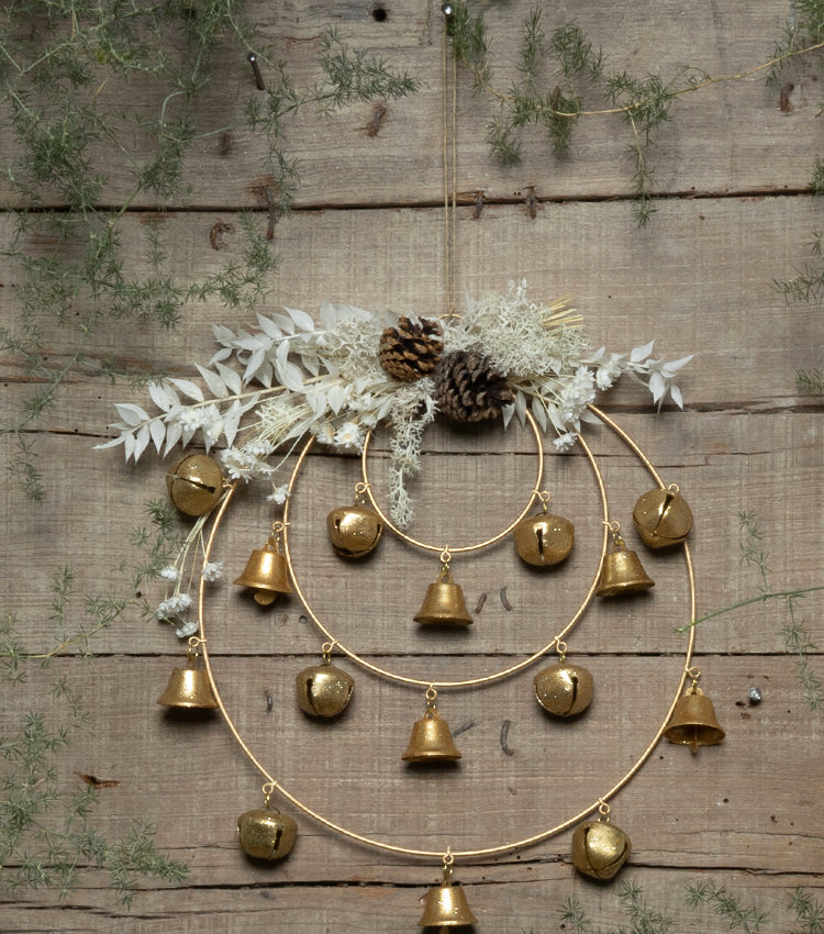 "Campanelli Natalizi" in metallo con Pigne, Muschio, fiori e Felci stabilizzati