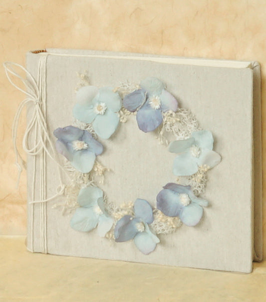 Album in cotone con una Ghirlanda di fiori e spago