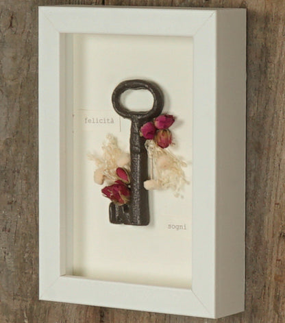 Cornice in legno "felicità - sogni" con una Chiave in metallo e fiori essiccati