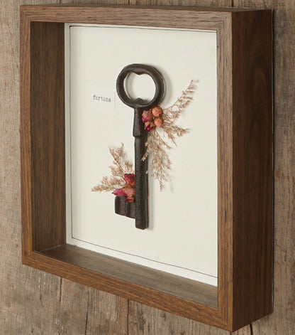 Cornice in legno "fortuna" con una Chiave in metallo e fiori essiccati