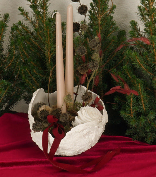 Centrotavola Natalizio su gesso con Candele, una Rosa, piante e Muschio