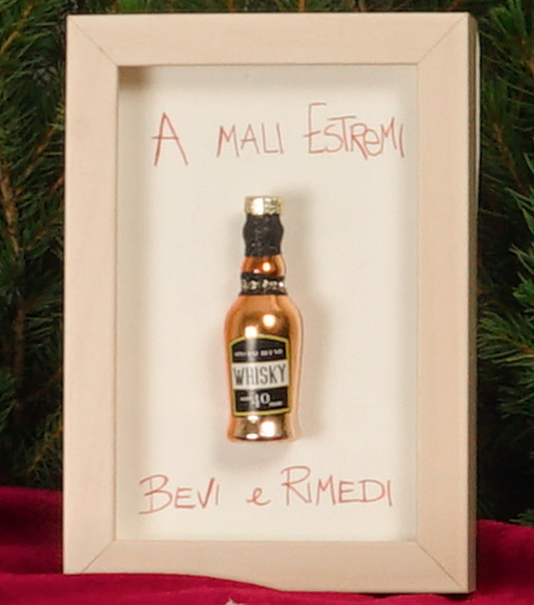 Cornice in legno "A MALI ESTREMI Bevi e Rimedi" con una "Bottiglia di Whisky Natalizia" in metallo