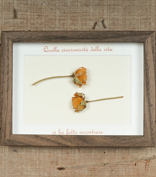 Cornice in legno "Quella sincronicità della vita ci ha fatto incontrare" con fiori essiccati